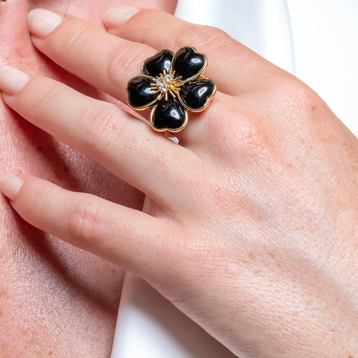 Van cleef & arpels Bague Rose de noel Or jaune Diamant, Onyx – Image 3